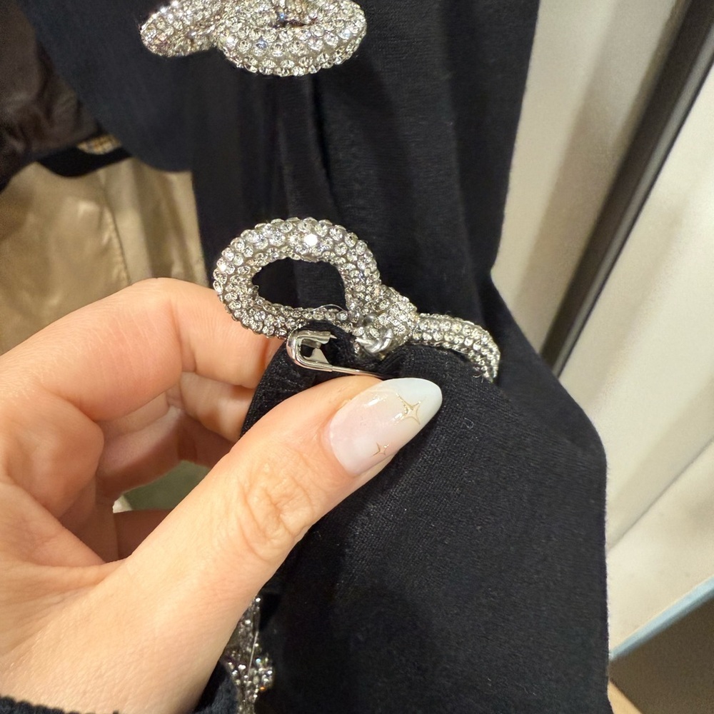 Elegant Black Long-Sleeve Dress with Embellishments - Picture 4 of 7